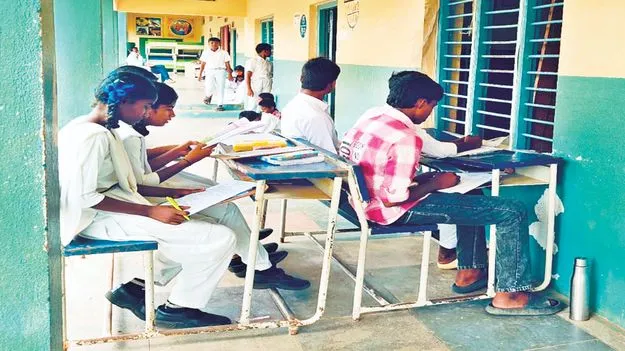 కిక్కిరిసిన విద్యార్థులు కిటికీలోంచి పాఠాలు