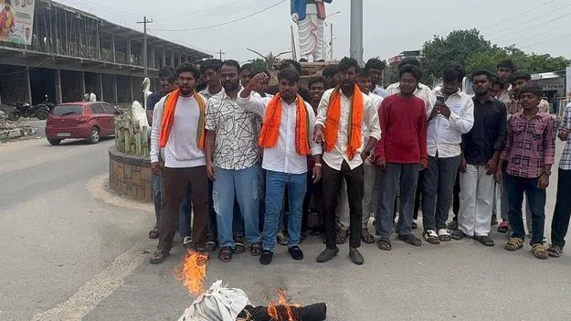 ఫీజు బకాయిలు చెల్లించాలి