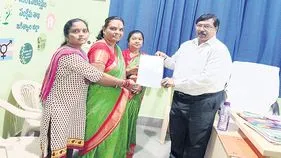 అంగన్‌వాడీలపై అనధికార పెత్తనం