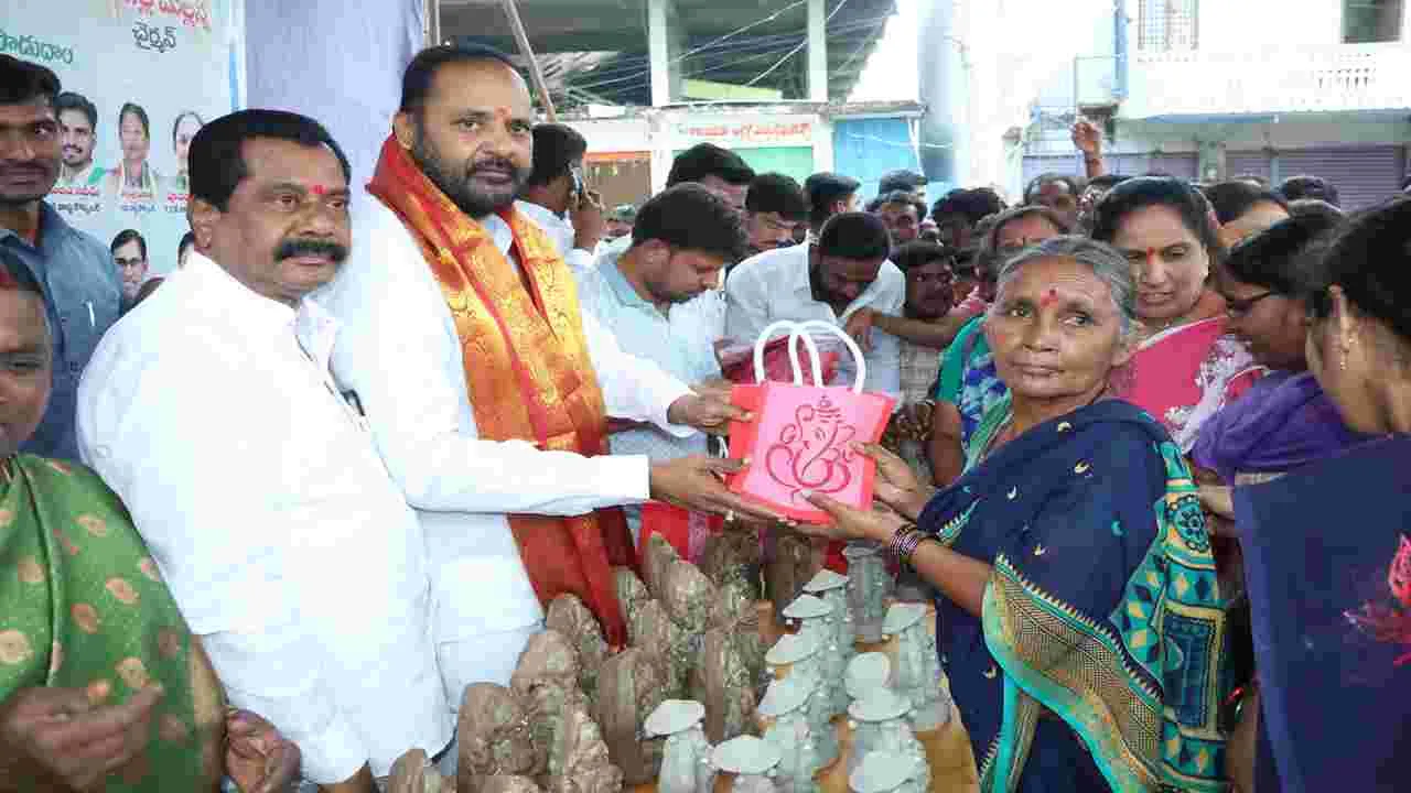 మట్టి గణపతిని పూజిద్దాం