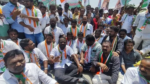 కాంగ్రెస్‌ నాయకుల ఆందోళన
