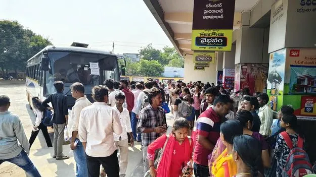కిక్కిరిసిన బస్సులు.. ప్రయాణికుల పాట్లు