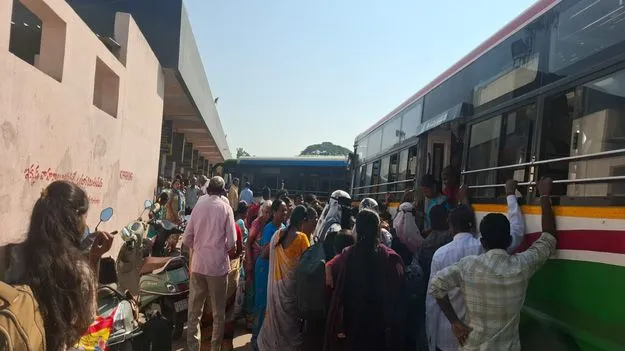 బస్సుల కోసం ప్రయాణికుల పాట్లు