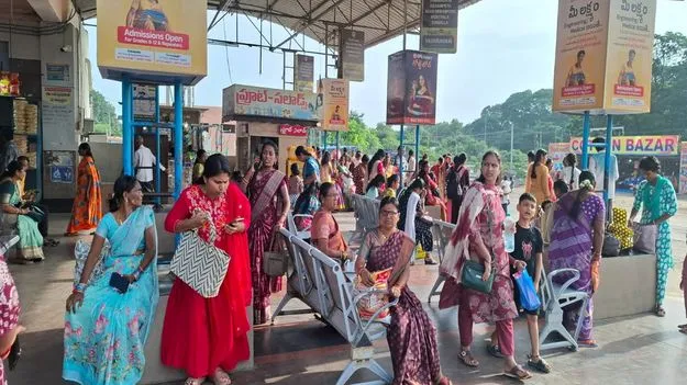బస్సులు లేక ప్రయాణికుల ఇక్కట్లు
