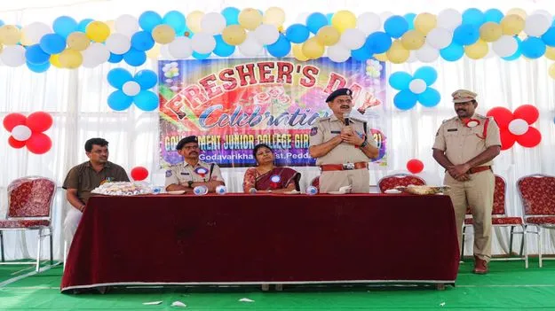 విద్యార్థినులు క్రమశిక్షణతో లక్ష్యాలను సాధించాలి 