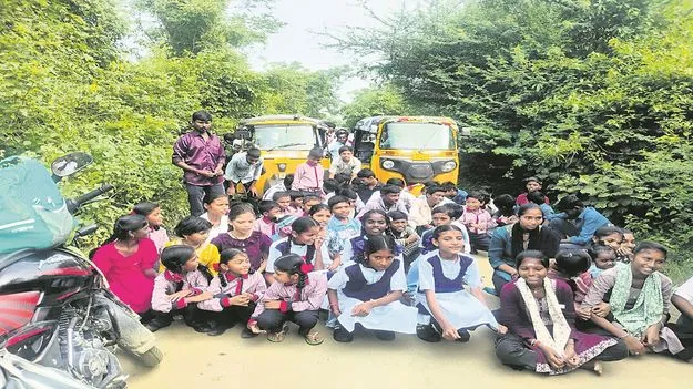 kumaram bheem asifabad- రహదారులకు మరమ్మతులు చేపట్టాలని విద్యార్థినుల నిరసన 