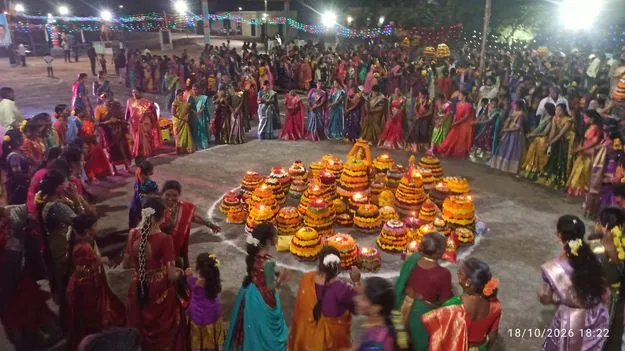 పుడమిపై పులకించిన పూల జాతర 