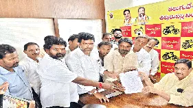 ప్రజా సమస్యలపై సానుకూలంగా వ్యవహరించండి