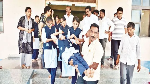 హాస్టల్‌ భోజనం వికటించి విద్యార్థులకు అస్వస్థత