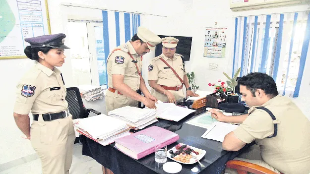 ప్రజలకు సేవలో పోలీసులు ముందుండాలి