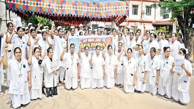 కాంట్రాక్టు వైద్య ఉద్యోగుల సమ్మె పాక్షికం