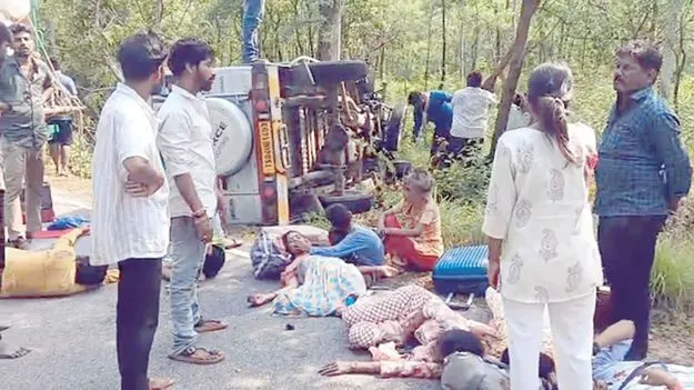 శ్రీశైలం ఘాట్‌ రోడ్డులో ప్రమాదం