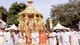 స్వర్ణరథంపై ఆది దంపతులు 