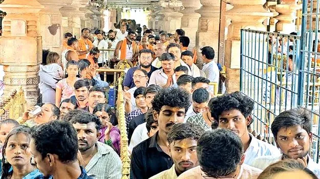 శ్రీశైలానికి పోటెత్తిన భక్తులు 