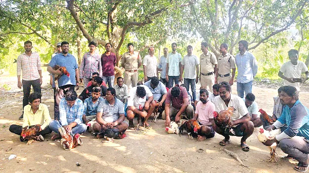 కోడిపందేల శిబిరంపై పోలీసుల దాడి 