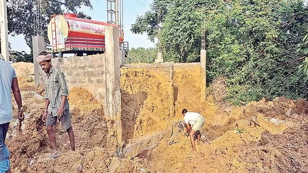 నిర్మాణంలోనే కూలిన బస్‌ షెల్టర్‌! 