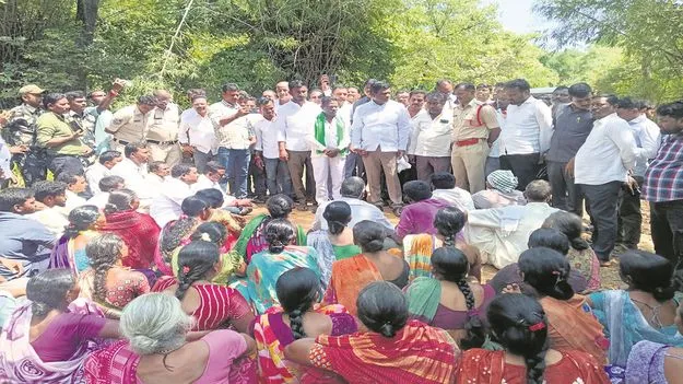 kumaram bheem asifabad- ఎమ్మెల్సీని అడ్డుకున్న గ్రామస్తులు