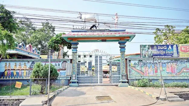గోశాలలో..ఇష్టారాజ్యం!