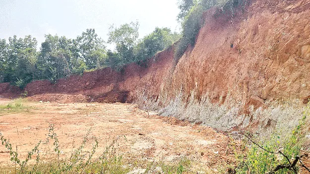 Digging at night  పగలు ఊరుకుని.. రాత్రి తవ్వుకుని