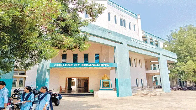 330 సీట్లు.. 164 ప్రవేశాలు