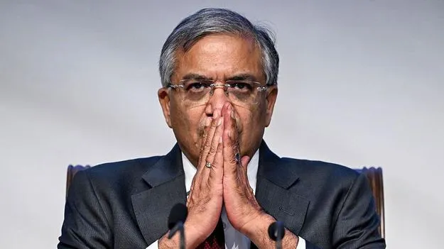 దిగజారిన ఈసీ ప్రతిష్ఠ