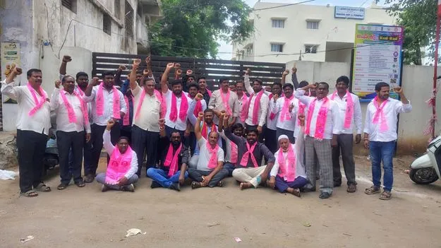 మున్సిపల్‌ సమస్యలు పరిష్కరించాలని ధర్నా
