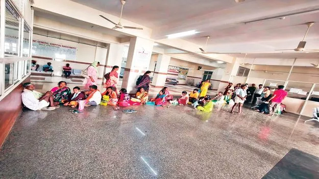ప్రభుత్వ ఆస్పత్రిలో టోకెన్ల కోసం నిరీక్షణ
