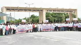 ఉద్యోగులకు ఇచ్చిన హామీలు అమలు చేయాలి