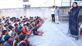 విద్యార్థులు చదువుతో పాటు క్రీడల్లో రాణించాలి