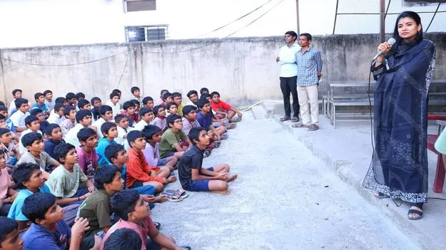 విద్యార్థులు చదువుతో పాటు క్రీడల్లో రాణించాలి