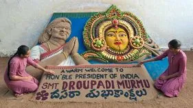 అమ్మవారికి నమస్కరిస్తున్నట్లుగా రాష్ట్రపతి సైకత శిల్పం