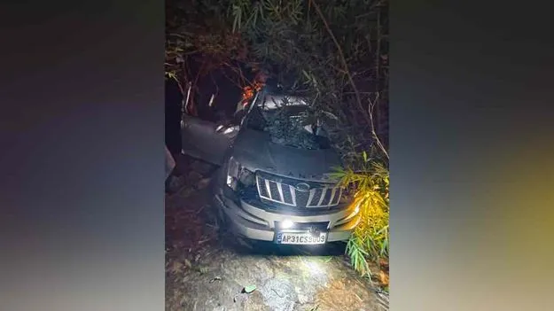 వంద అడుగుల లోయలో పడిన కారు