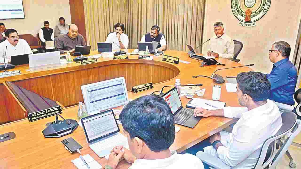కలెక్టర్లు, అధికారులు అప్రమత్తంగా ఉండాలి కలెక్టర్లు, అధికారులు అప్రమత్తంగా ఉండాలి