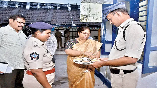 ఖైదీలపై వివక్ష తగదు