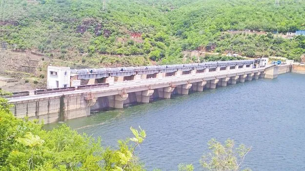 శ్రీశైలంలో తగ్గుతున్న నీరు