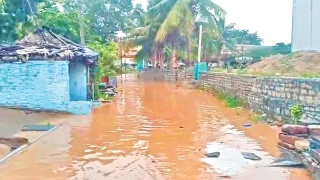 తెల్లారేసరికి ఊరు జలమయం!