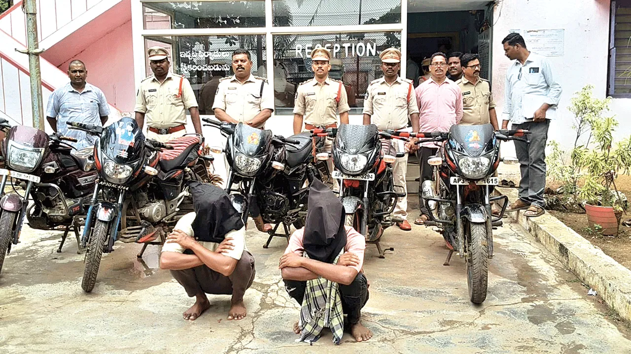 బైక్‌ల చోరీ కేసులో ఇద్దరి అరెస్ట్‌