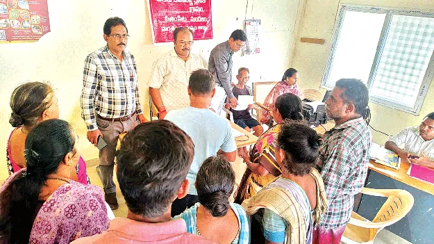  పింఛన్‌ దరఖాస్తులకు పాట్లు