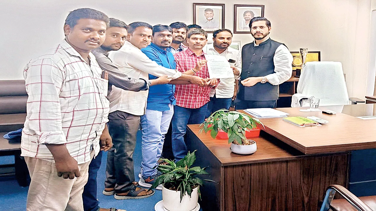 ఆరు నెలలుగా జీతాల్లేవ్‌...!