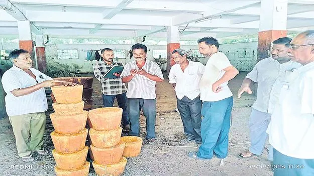 ఎన్టీఆర్‌ మార్కెట్‌ యార్డుకు కొత్త బెల్లం రాక