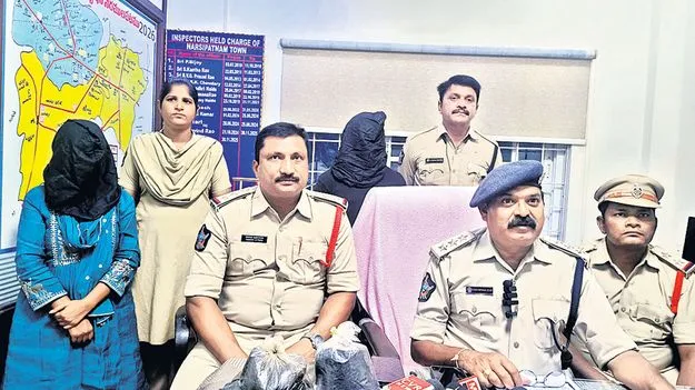 రెండు కిలోల హ్యాష్‌ ఆయిల్‌ స్వాధీనం