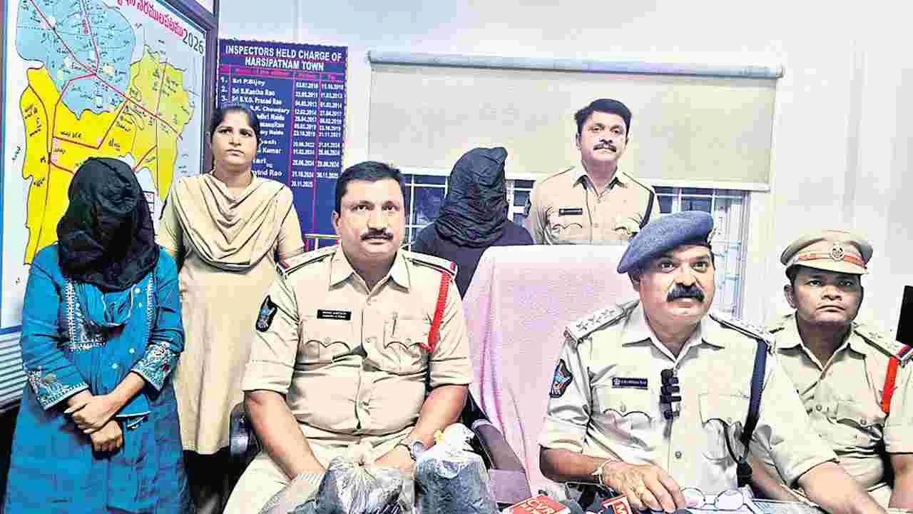 రెండు కిలోల హ్యాష్‌ ఆయిల్‌ స్వాధీనం