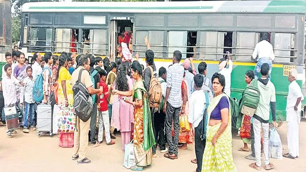 కొనసాగుతున్న ప్రయాణికుల రద్దీ 