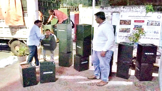 బ్యాలెట్‌ బాక్సులు వచ్చేశాయ్‌ 