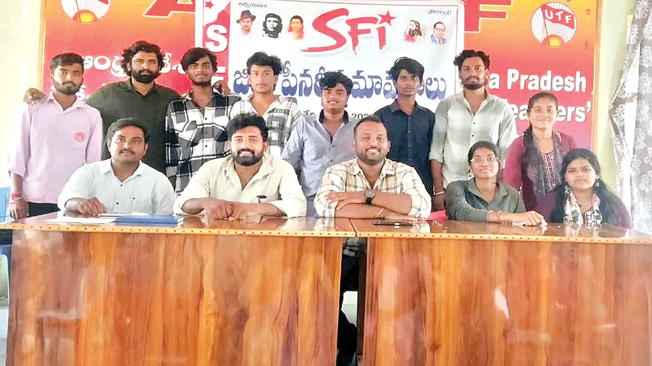 విద్యార్థుల సమస్యలను పరిష్కరించాలి