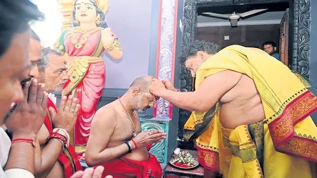 భవానీ దీక్ష స్వీకరించిన కేంద్ర మంత్రి 