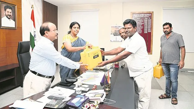 kumaram bheem asifabad- భూముల రీసర్వే పనులను వేగవంతం చేయాలి