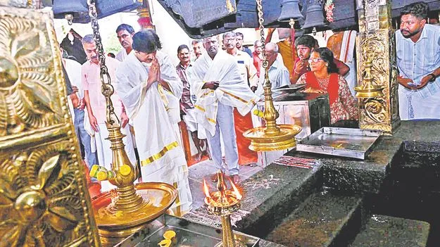 గురువాయూర్‌ బాలకృష్ణుని ఆలయానికి పవన్‌