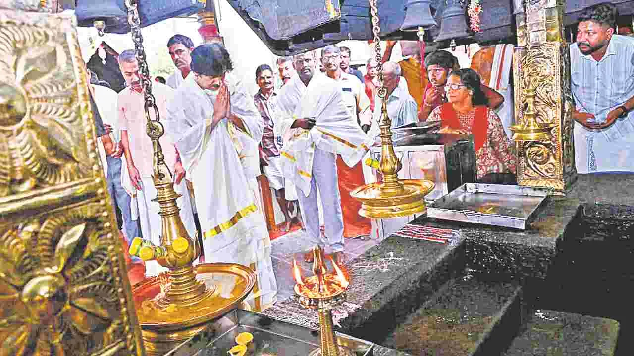 గురువాయూర్‌ బాలకృష్ణుని ఆలయానికి పవన్‌