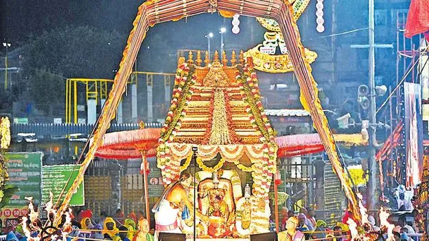 కల్పవృక్ష, సర్వభూపాల వాహనాలపై తిరుమలేశుడి విహారం